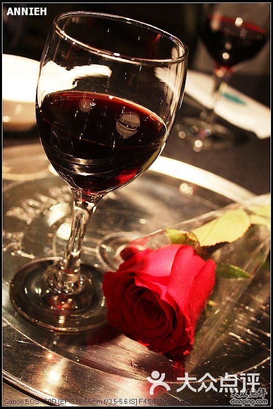 赠送的红酒和玫瑰