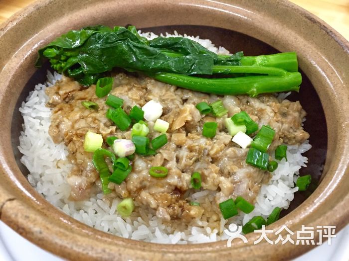 梅菜肉饼煲仔饭