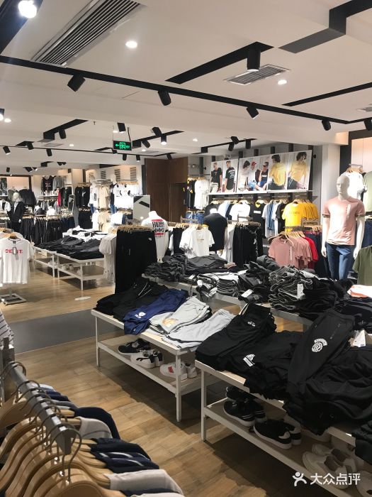 以纯服装专卖店图片 - 第2张