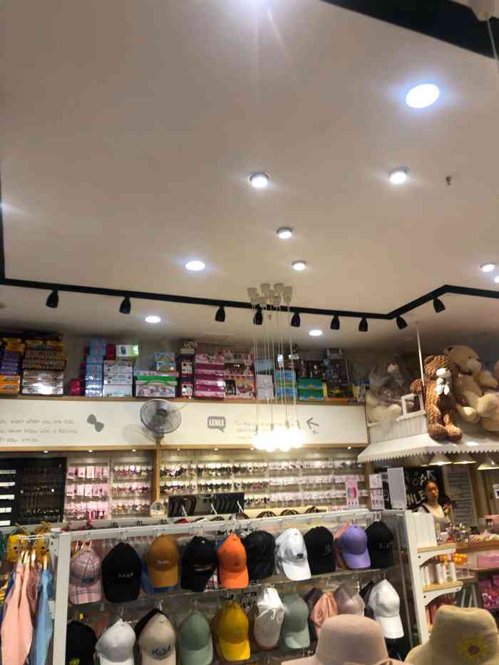 伶俐(万达广场店"陪家人去配眼镜,小店就在边上,乘着家人验.