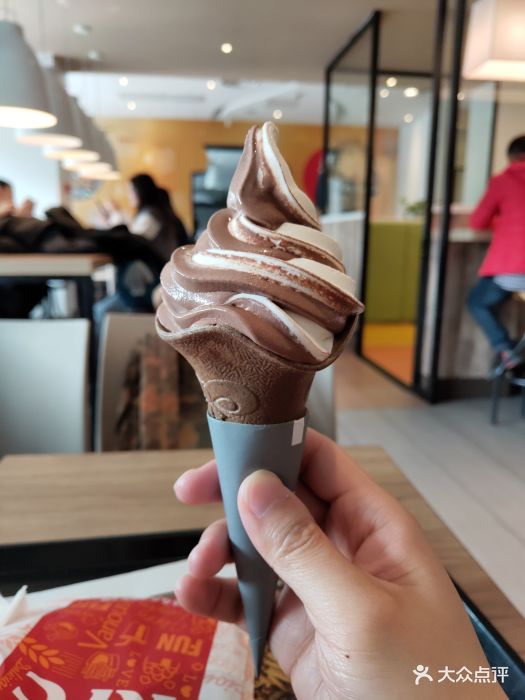 肯德基(杭州岳王店)比利时黑巧克力双旋冰淇淋花筒图片