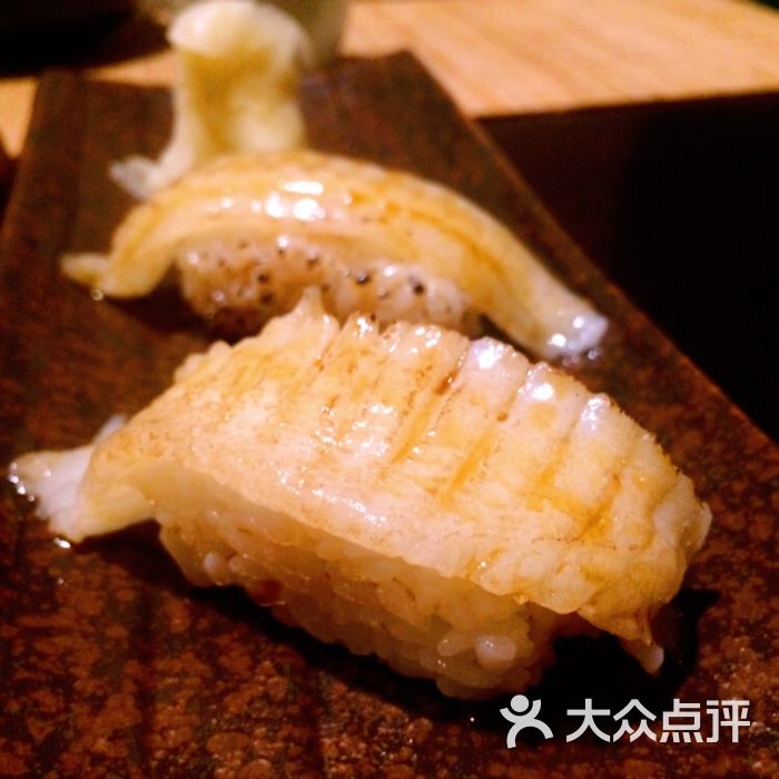 火炙金箔比目鱼裙边握寿司