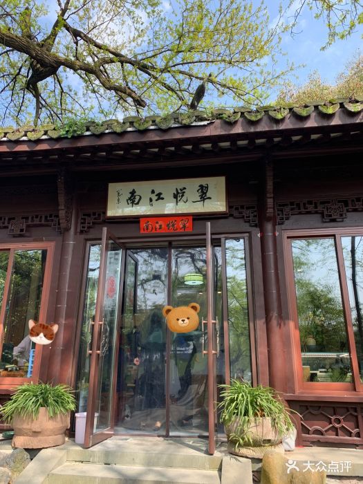 在柳浪闻莺里头附近停车不是很方便面朝西湖