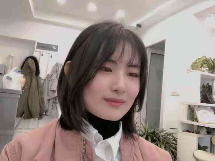 闺蜜在他这里剪了以后强烈推荐我过来剪头发剪出来都说这个头发很乖也