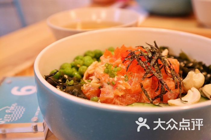 三文鱼蟹肉波奇饭