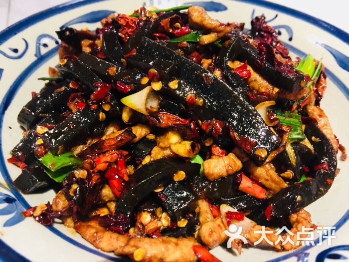 腊肉炒蕨粑