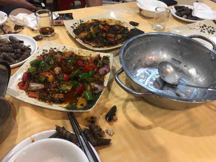 临时被朋友拉出来吃宵夜,没想到来了家宝藏宵夜档,大大只生蚝,食材