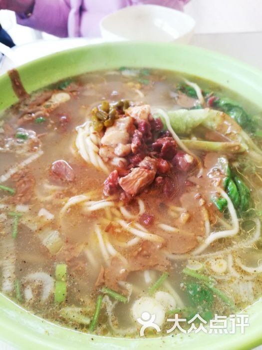 面条:服务区内的西城,各种美食的汤包.通许县口味美食街小店图片