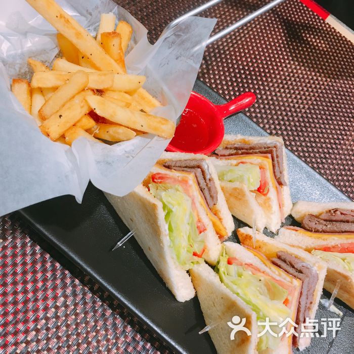 黑椒沙朗牛排总汇三明治套餐