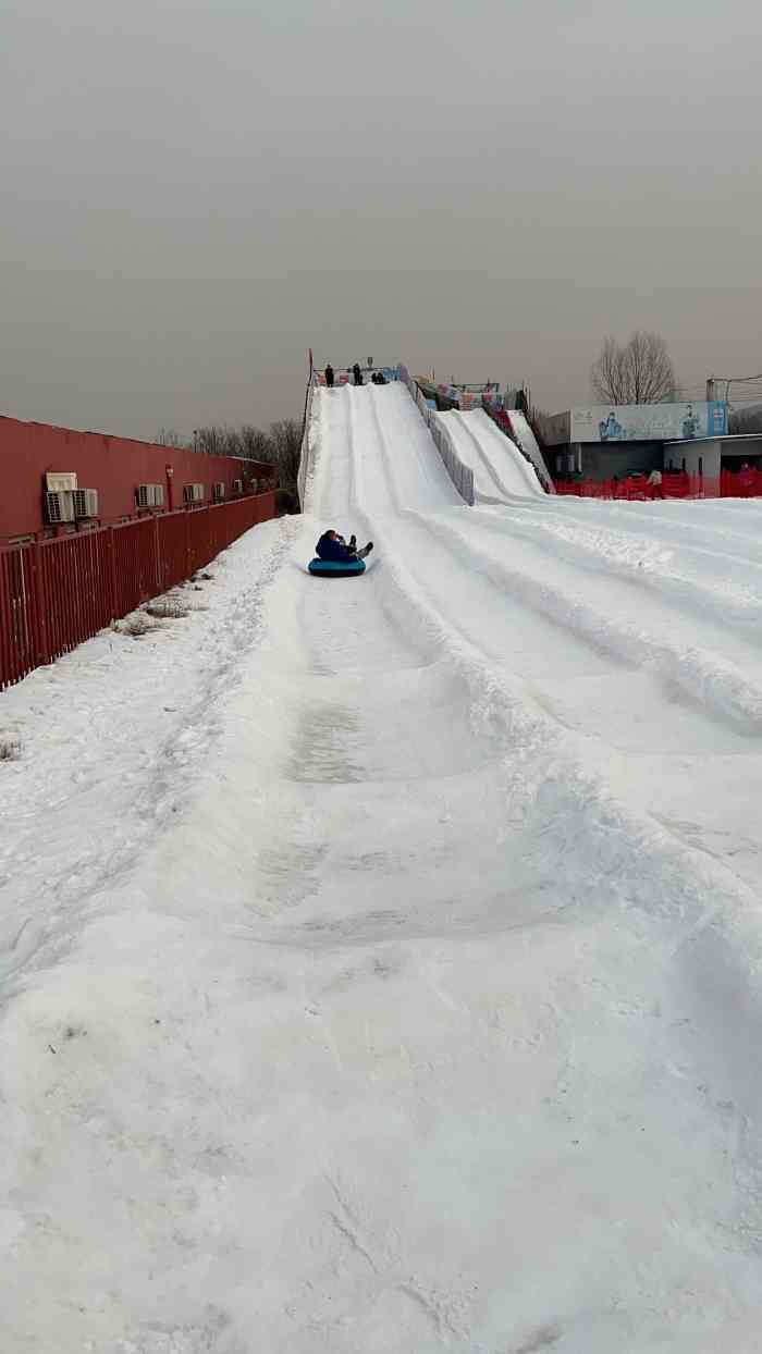 西山冰雪乐园售票处-"在西山滑雪场的对面,刚望过去挺