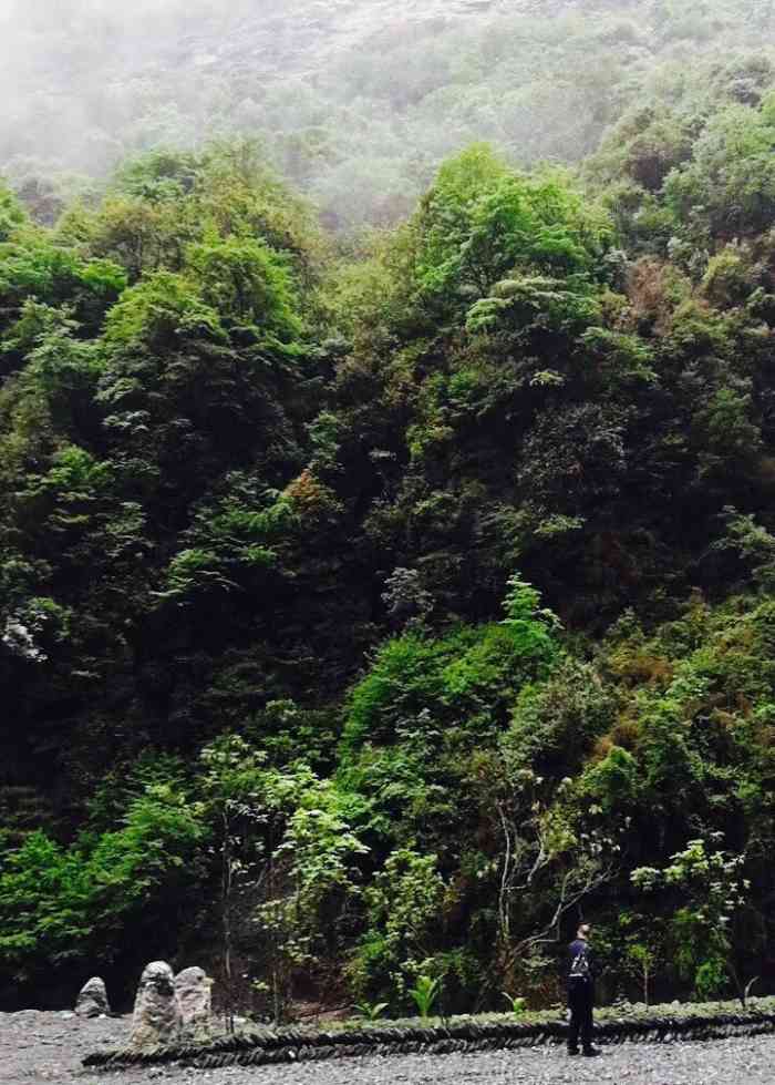 虎牙大峡谷"李白5岁随父入蜀,定居绵州昌隆县青莲场.