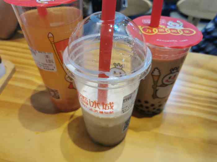蜜雪冰城(万达金街店)-"永远记得冰激淋刚在手上拿着.