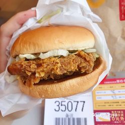 麦辣鸡腿汉堡经典中薯条套餐