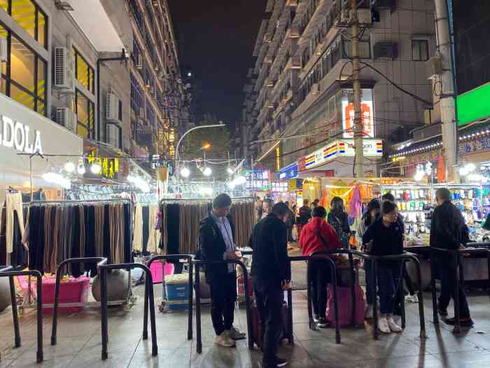 保成路夜市"江汉路商圈有这么一个很大的夜市什么都有.