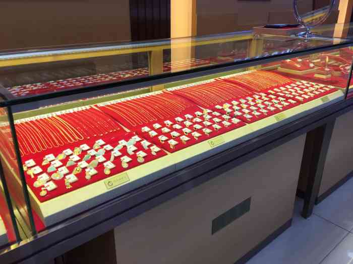 柜台里陈列着白金系列产品,黄金系列饰品,项链,手链,戒指等都有
