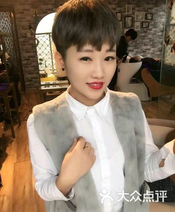 丽莎国际美发(东方广场沃尔玛店)的点评