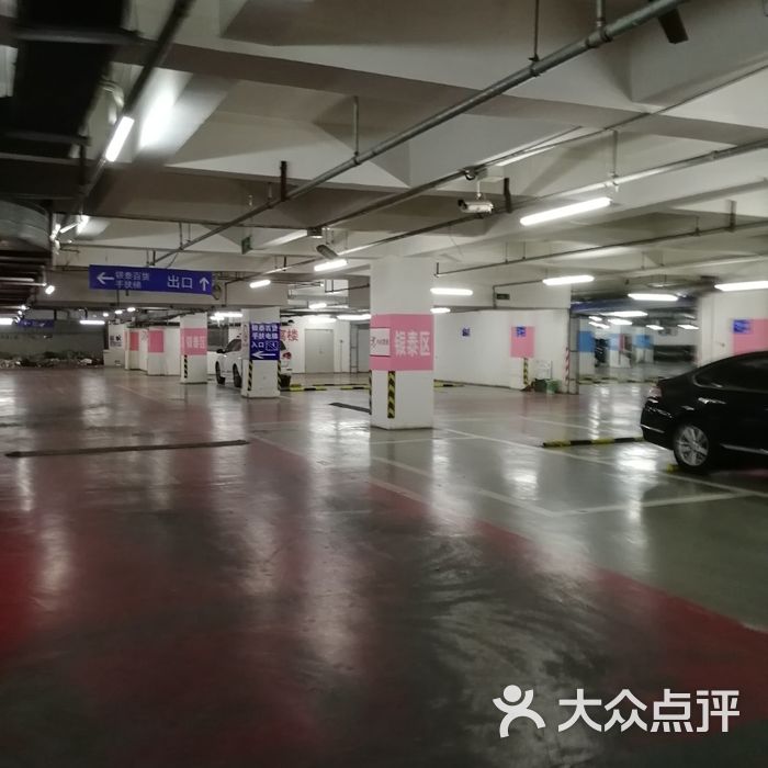 银泰百货唐山新华道店停车场