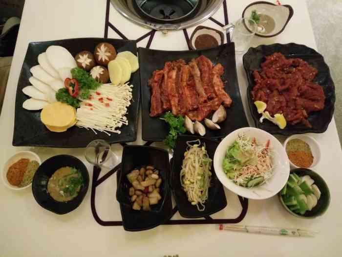 两个女生点了一盘烤牛肉,一盘牛排,两份主食,很饱,晚上都没有吃饭