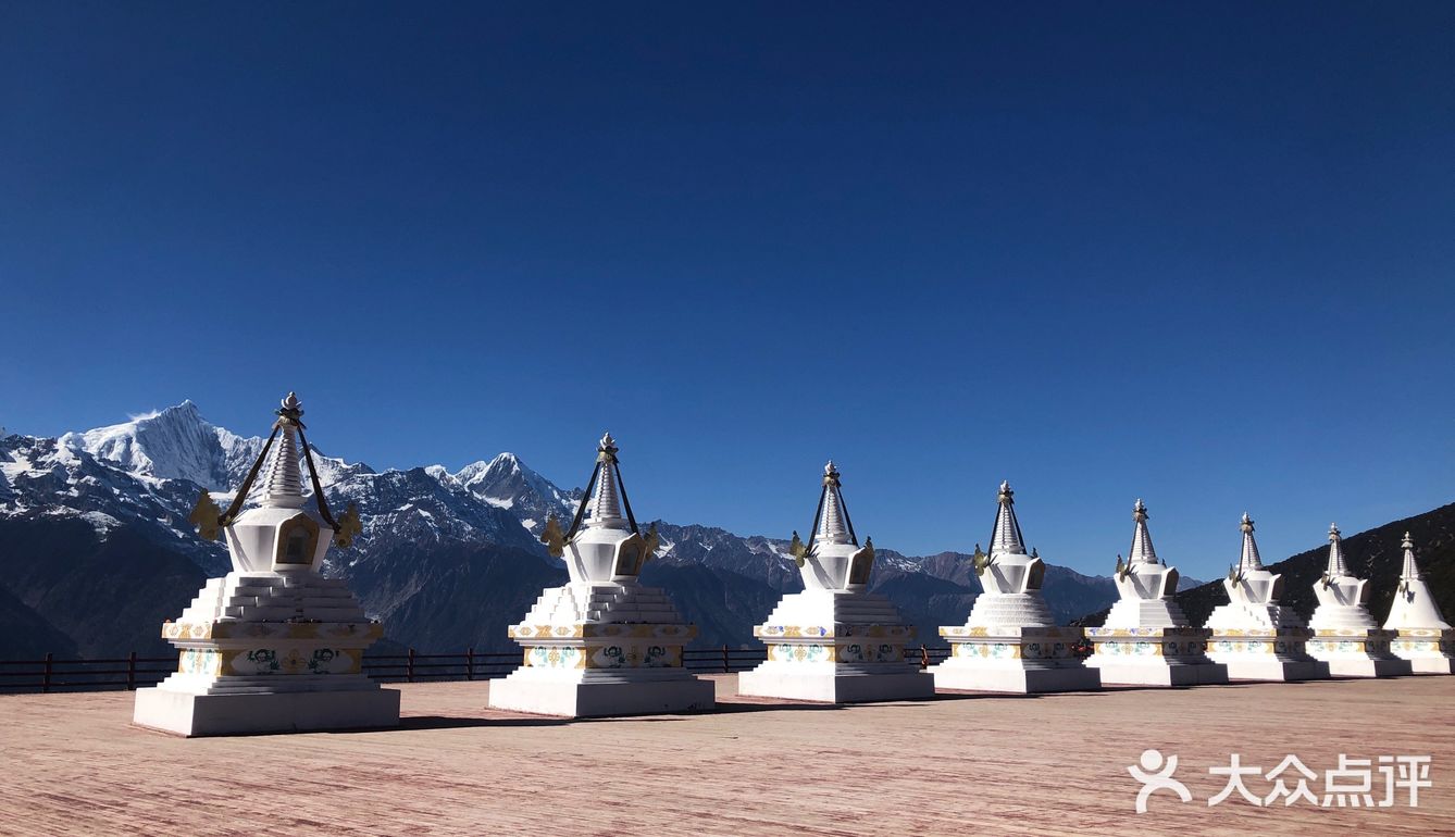 云南梅里雪山飞来寺观景台日照金山