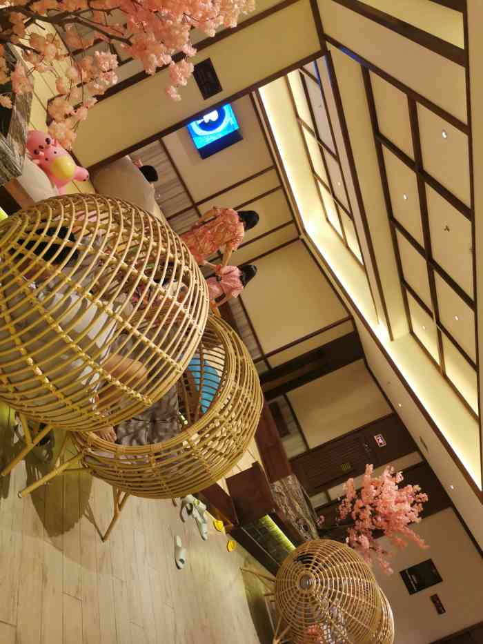 沐熙汤泉(采育店"晚饭点来了,人不多,一两个人,一进门阿姨.
