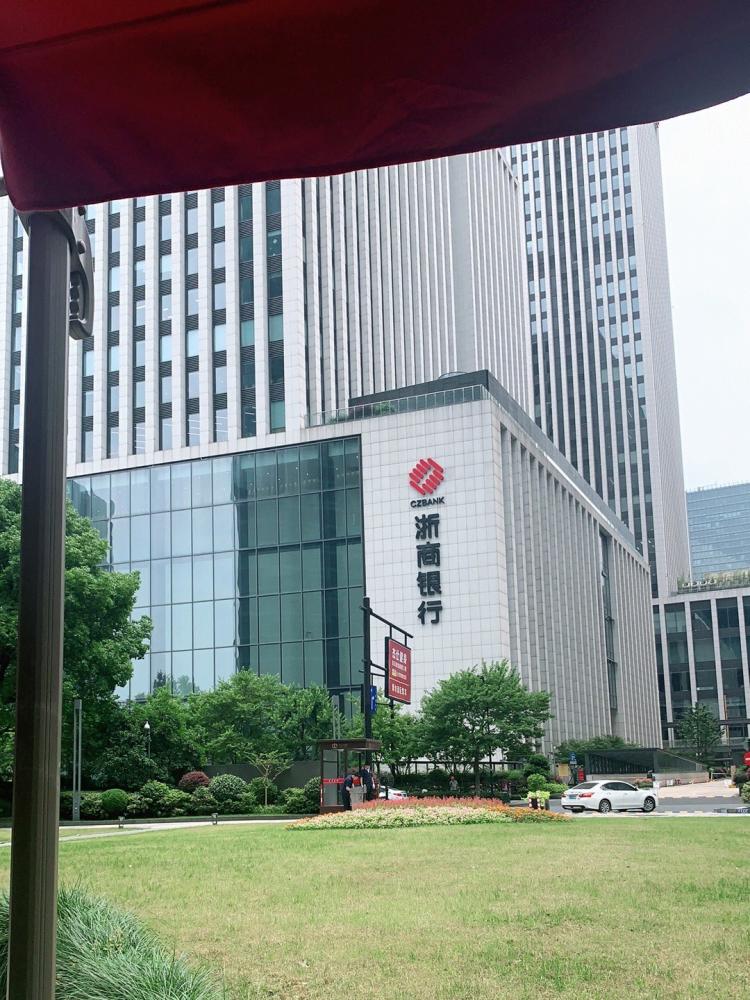 浙商银行大楼-"钱江新城今天的天气特别棒,蓝蓝的天空,飘.