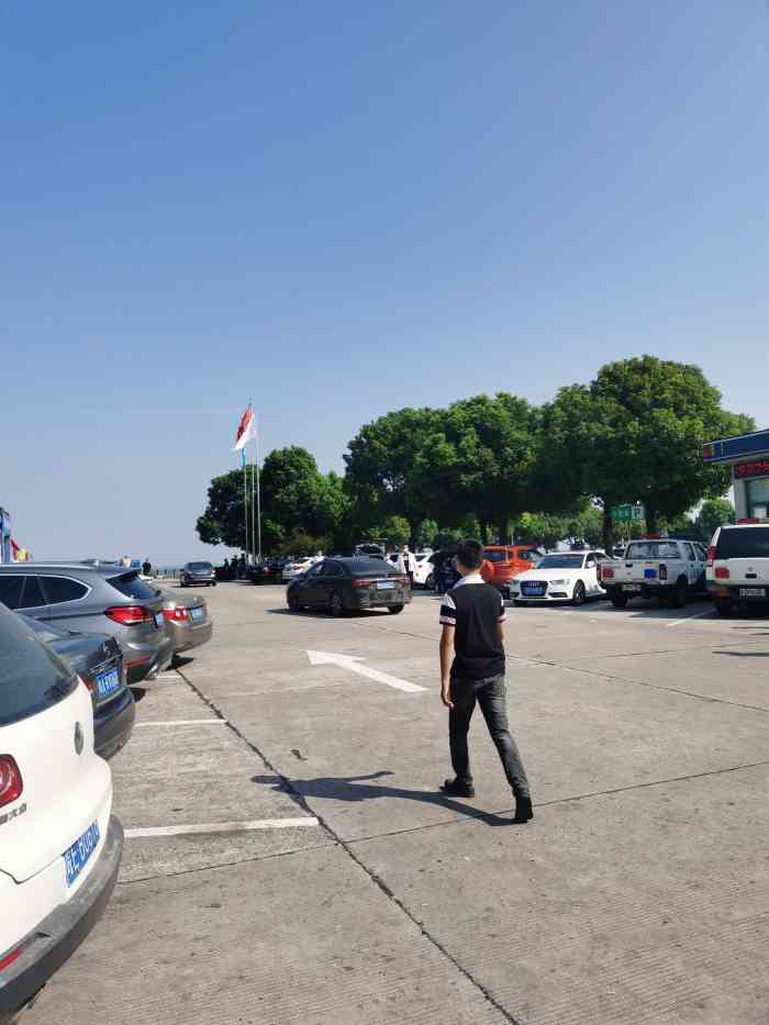 滆湖服务区·停车场-"最近是真的经常去各个服务区了