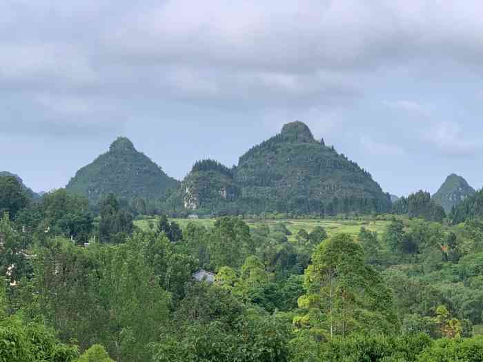 双乳峰景区-"天下奇观"双乳峰"位于贵州省贞丰市区.