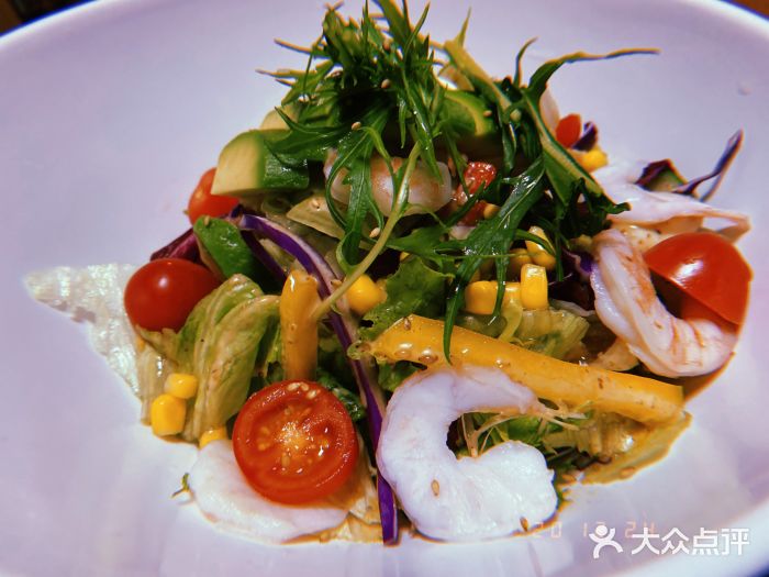 虾仁牛油果蔬菜沙拉