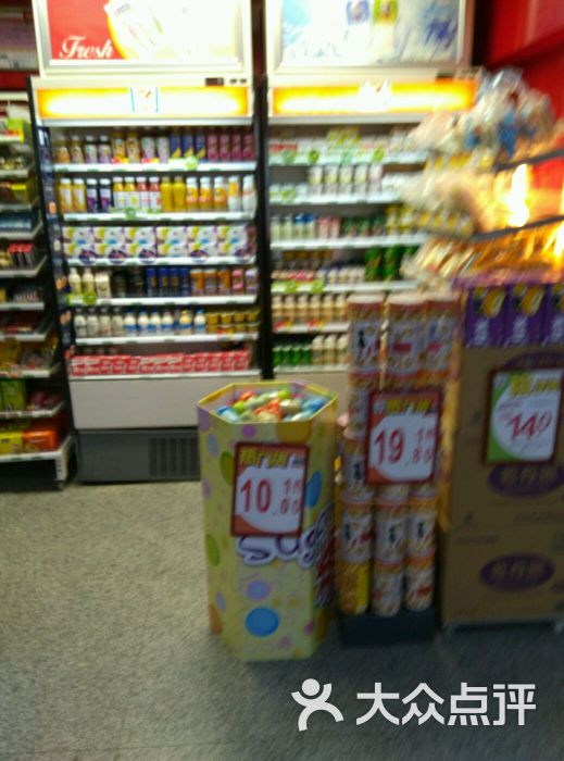 开在大学城的便利店总是很赚钱,无论服务态.