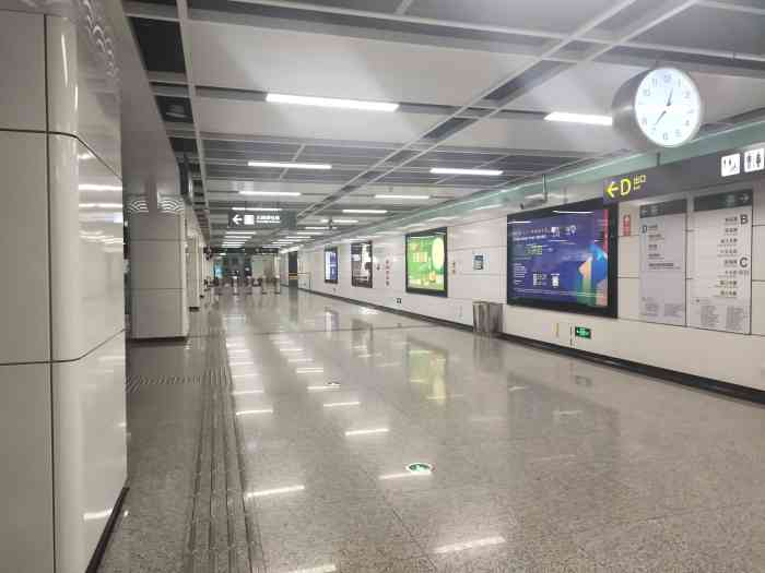 新南门(地铁站)-"新南门地铁站是在成都地铁三号线上的一个站.