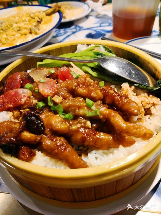 笼仔凤爪腊味蒸饭