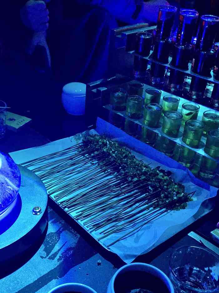 带上海朋友过来喝酒结果说在上海都没有见过这么花哨这么多的小酒馆看