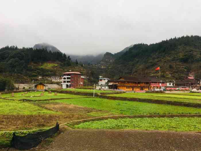 施洞苗寨-"施洞苗寨位于清水河畔施洞古代就是苗家人.