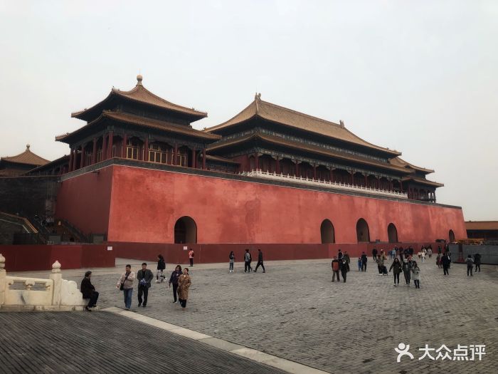 提前在网上买好的票,到了直接刷身份证就入.