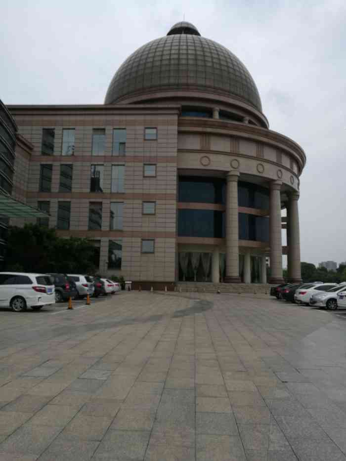 海燕大酒店-"有的房间霉味太重,要求换房.该换地毯了.