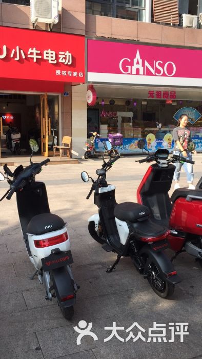 小牛电动车专卖店户外陈列区图片 - 第1张