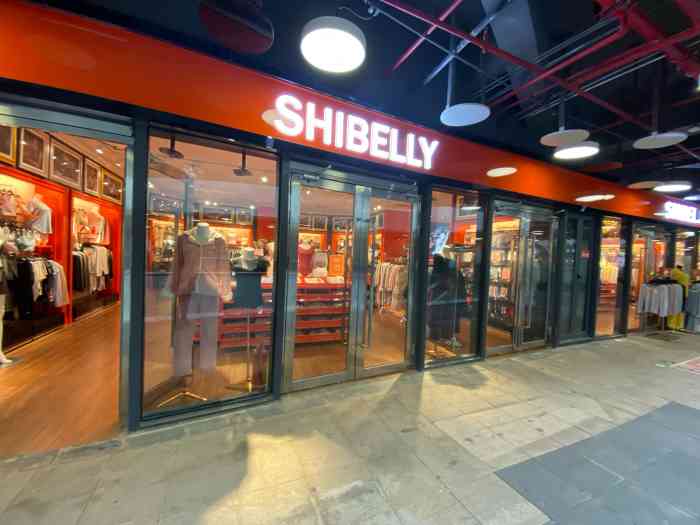 shibelly-"来这边染头发 像公交车路过这里,看到门口.