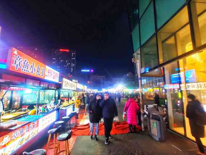 李村夜市虽然没有台东夜市那么大但也是麻雀虽小五脏俱全