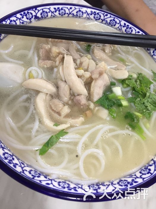 清汤鸡肉米线