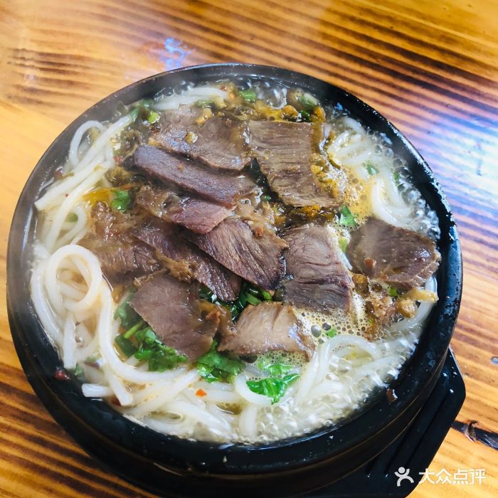 大理市杨林特色小吃牛肉砂锅米线图片