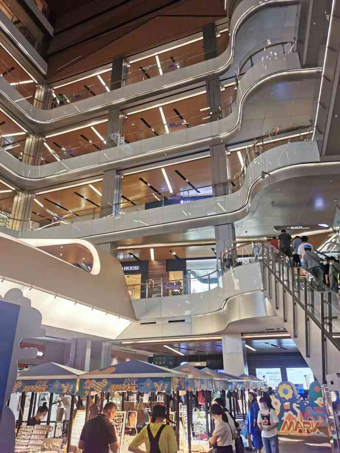 中海环宇荟购物中心-"位置:地铁十号线安贞门站,出地铁就是商场.