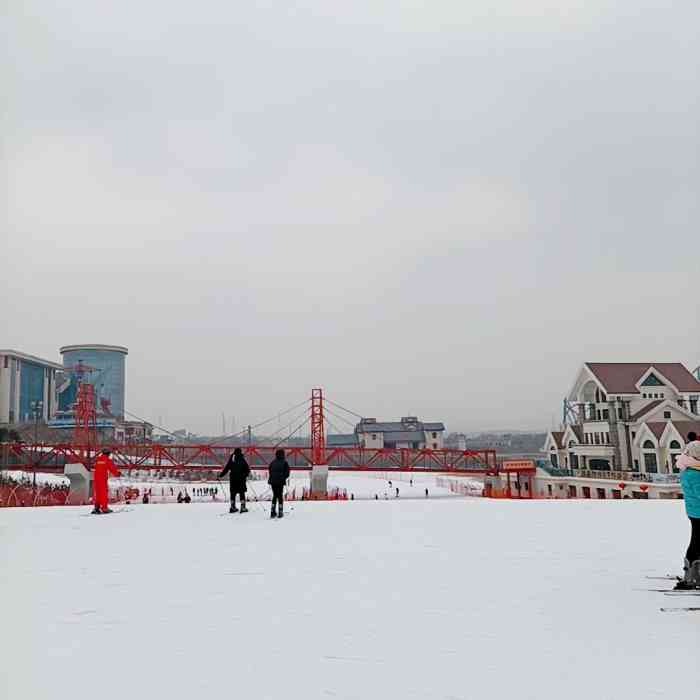 热高冰雪世界"滑雪场的雪道不错,雪板的质量也比以前好多.