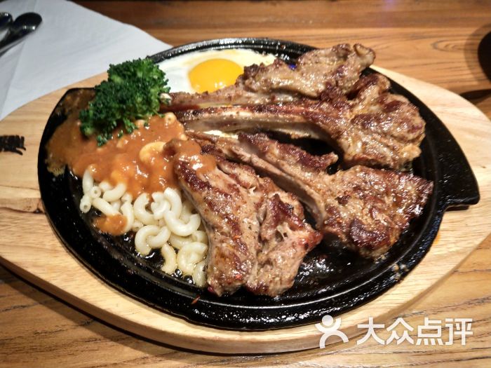 豪尚豪牛排:服务态度差,要求服务员倒杯水,.北京