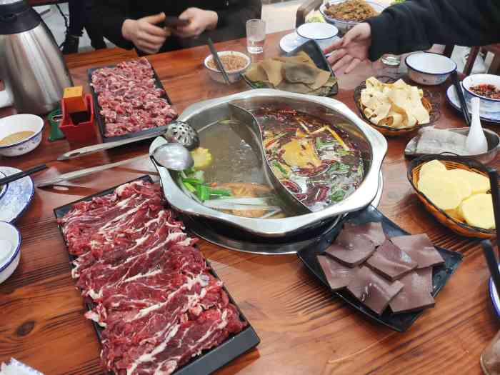 牛总店·贵州黄牛肉馆(滨江店"之前这家牛肉火锅就很火,大部分人