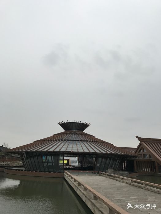 广富林遗址公园里的一个小景点,一个在水中.