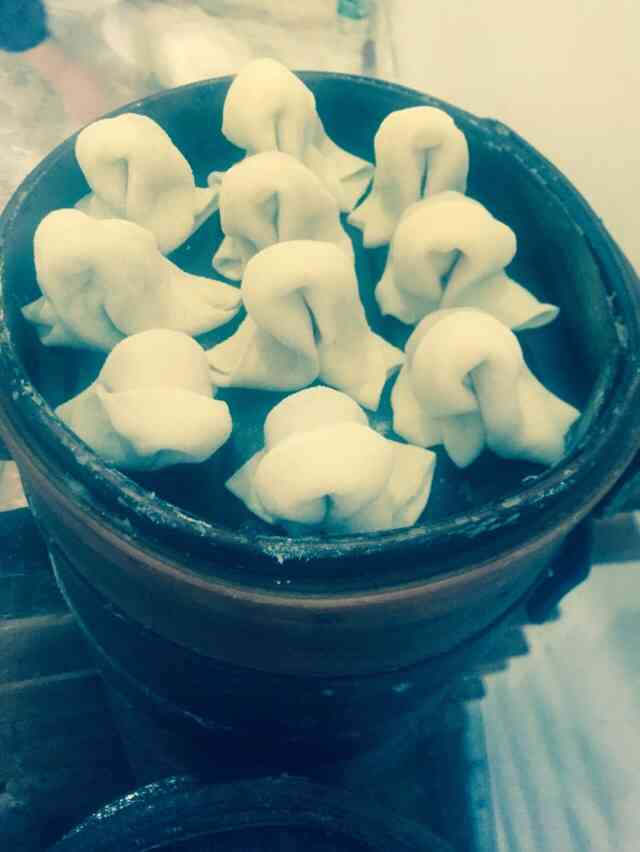 包子将就,吃起肉也香,但是饺子的面吃起有点生的感觉,那个碟子大蒜有