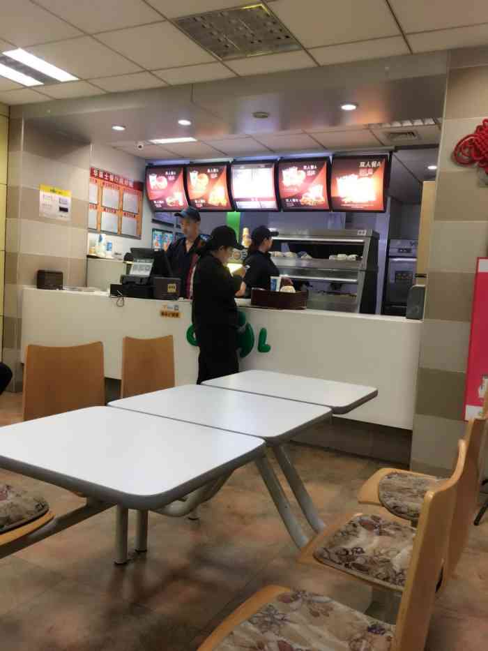 华莱士·炸鸡汉堡(瑞士家园店"味道很好,服务也好,就餐的环境很干净