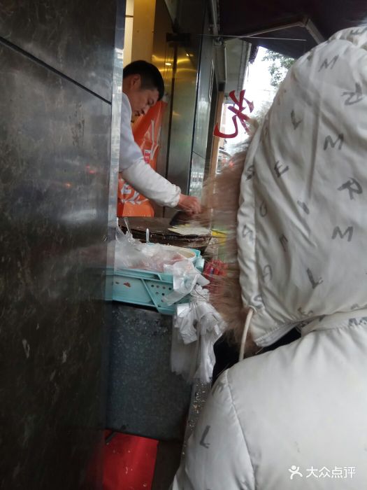 天太热,怕进厨房,在楼下餐厅解决晚饭。小.-玉