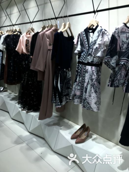 lily:在天猫旗舰店买过这个牌子的衣服.北京购物