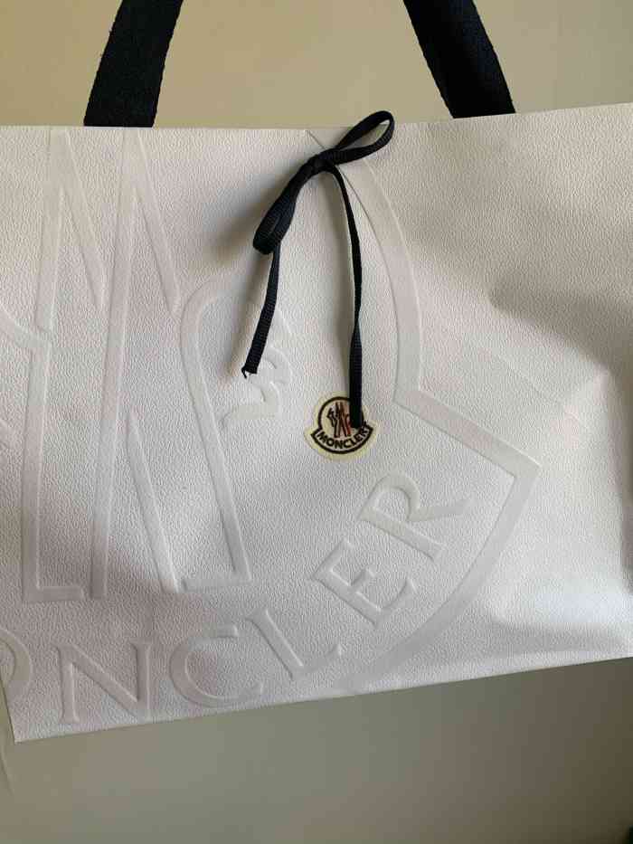 今天降温了,而且想到马上要去冷地方,moncler genius上海恒隆限时店去